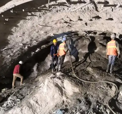 都兰拱顶带模注浆料的施工流程及注意事项